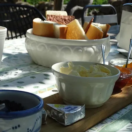 D'hotes Paradis Lasciouve Bed & Breakfast *